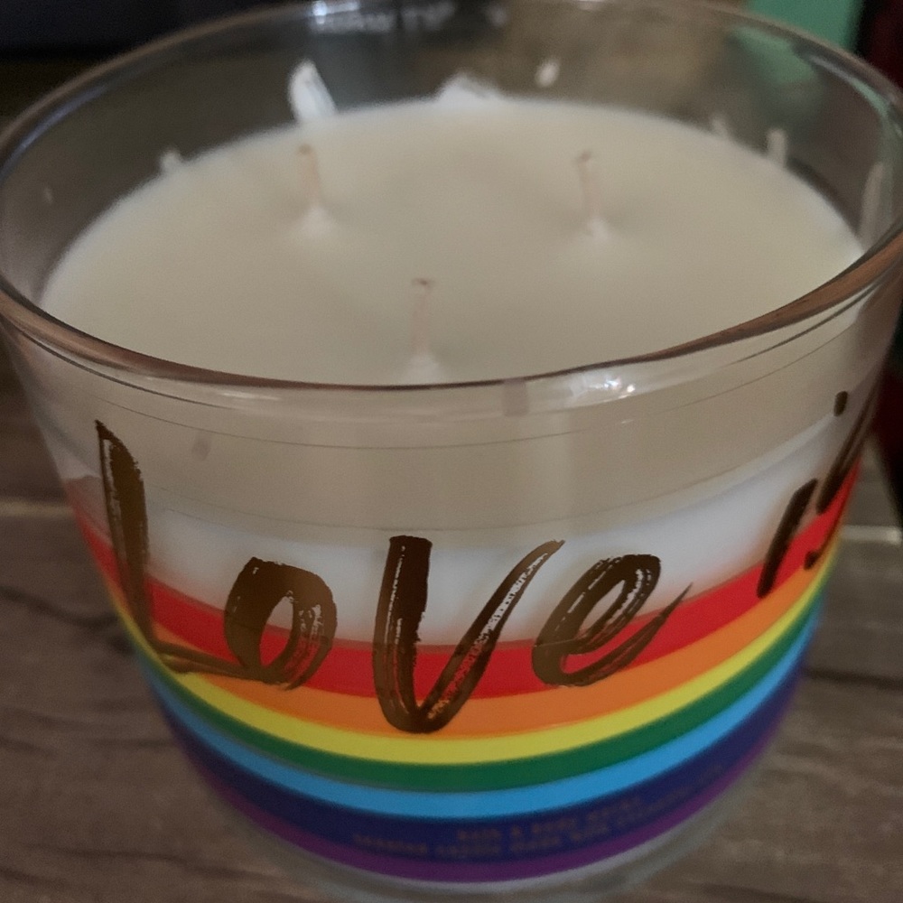 Champagnes Toast candle from Bath and Body Works=]